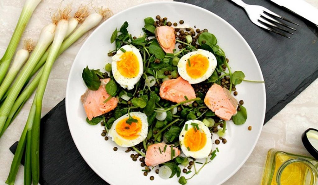 Ensalada de lentejas pardinas y salmón