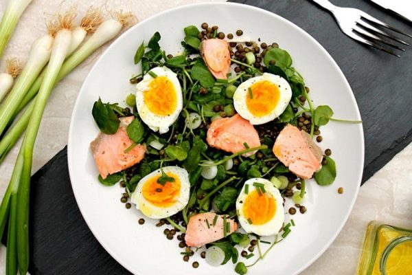 Ensalada de lentejas pardinas y salmón