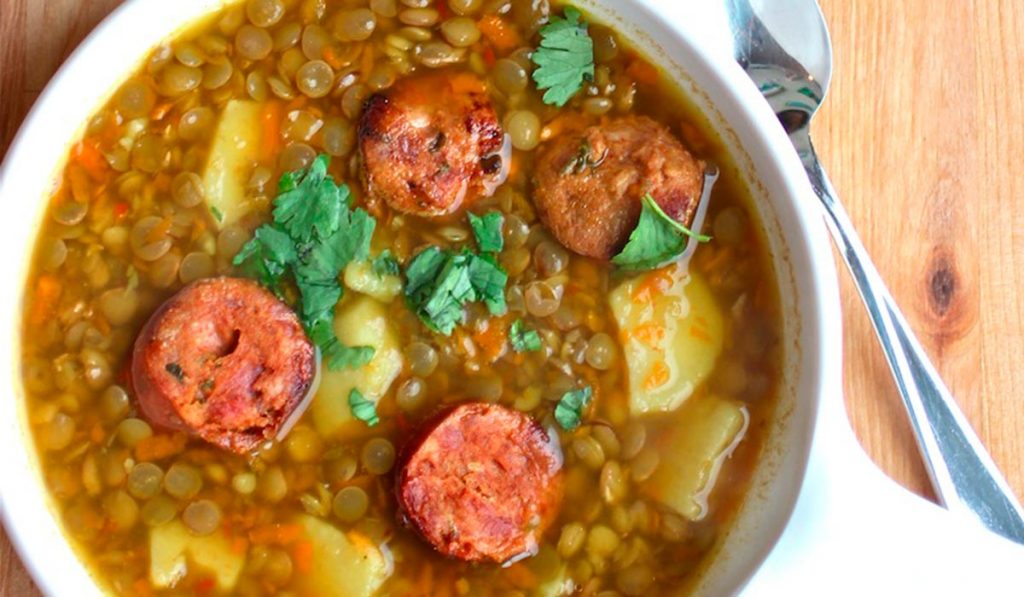 Sopa de lentejas colombiana