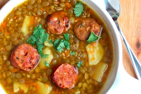 Sopa de lentejas colombiana