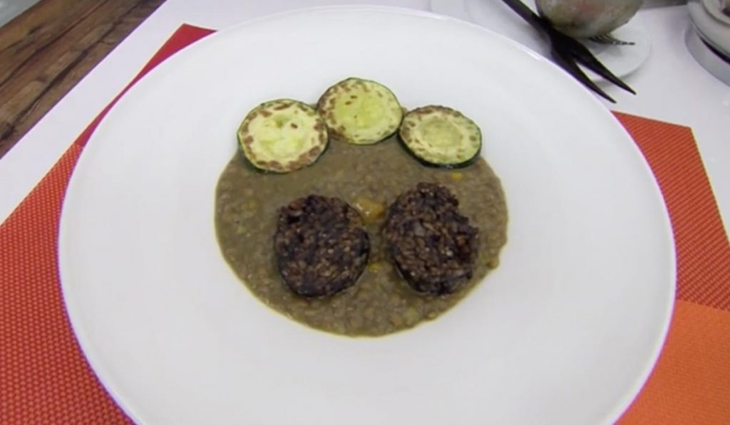 Lentejas pardinas con calabacín y morcilla de arroz