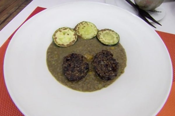 Lentejas pardinas con calabacín y morcilla de arroz