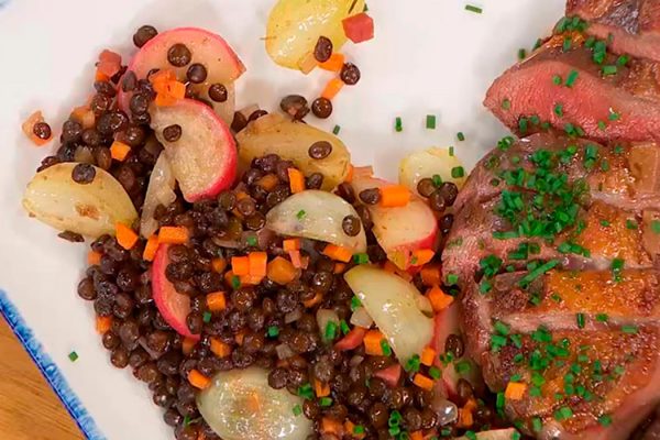 Ensalada de lentejas pardinas con pichón