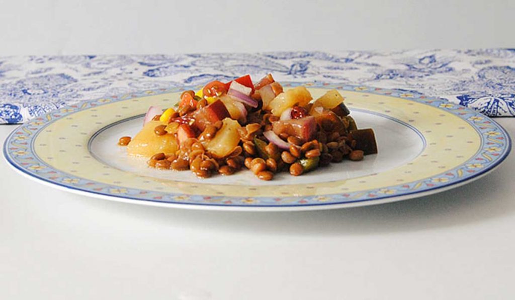 Ensalada de lentejas pardinas con maíz y piña