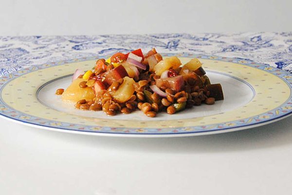 Ensalada de lentejas pardinas con maíz y piña