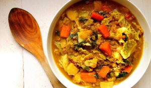 Sopa de lentejas pardinas con repollo y nabo