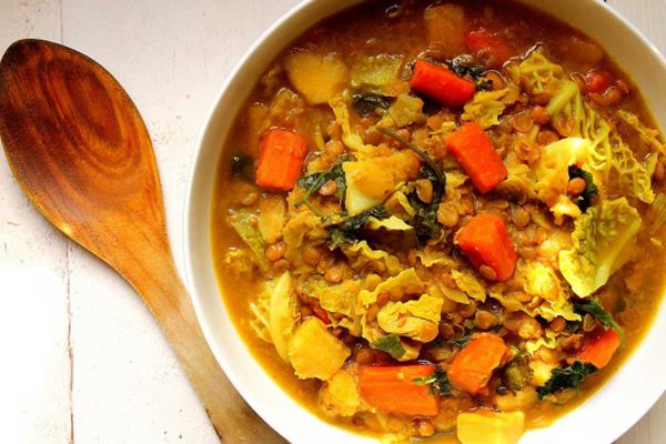 Sopa de lentejas pardinas con repollo y nabo