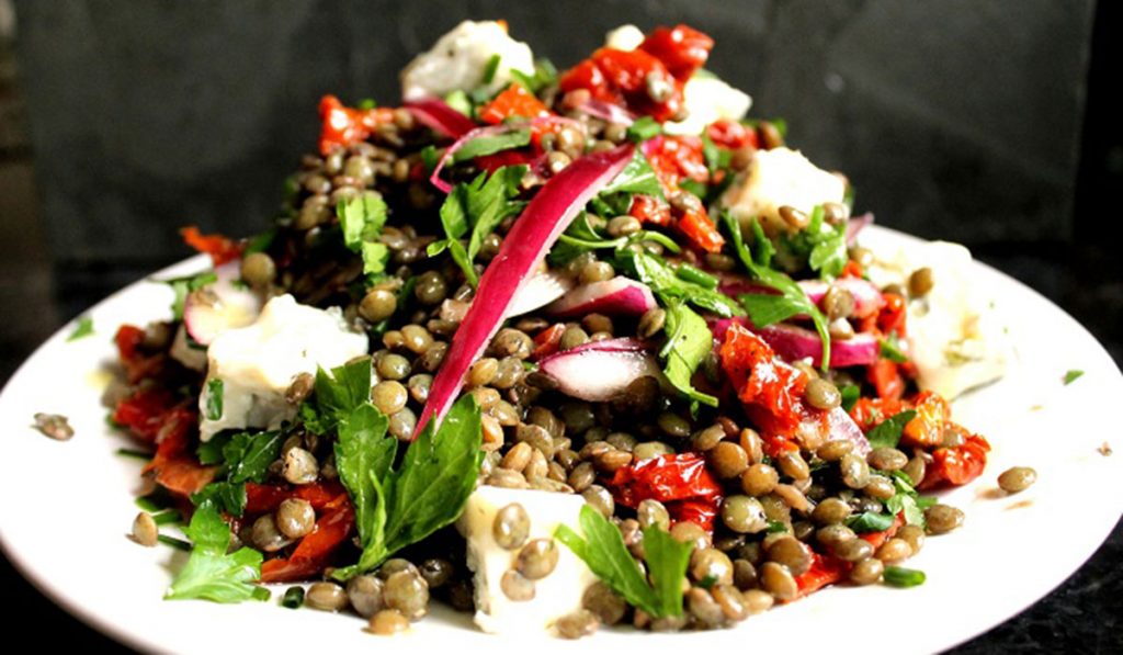 Ensalada de lentejas pardinas con queso gorgonzola y tomates secos