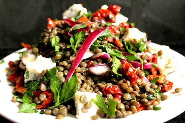 Ensalada de lentejas pardinas con queso gorgonzola y tomates secos