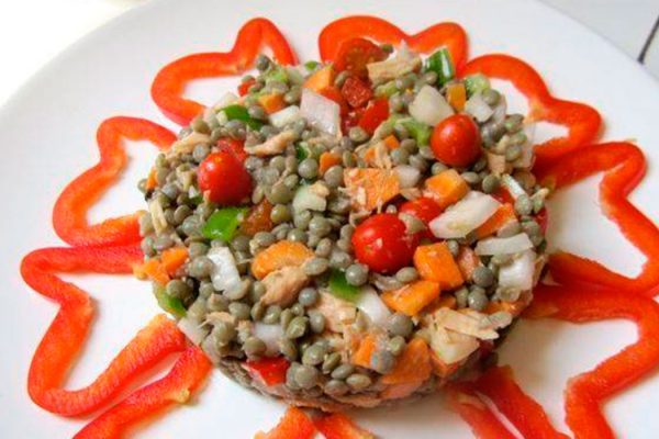 Ensalada de lentejas pardinas con atún y verdura