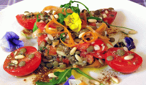 Ensalada de lentejas pardinas con vinagreta de piñones