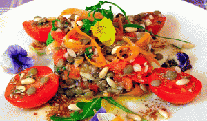 Ensalada de lentejas pardinas con vinagreta de piñones