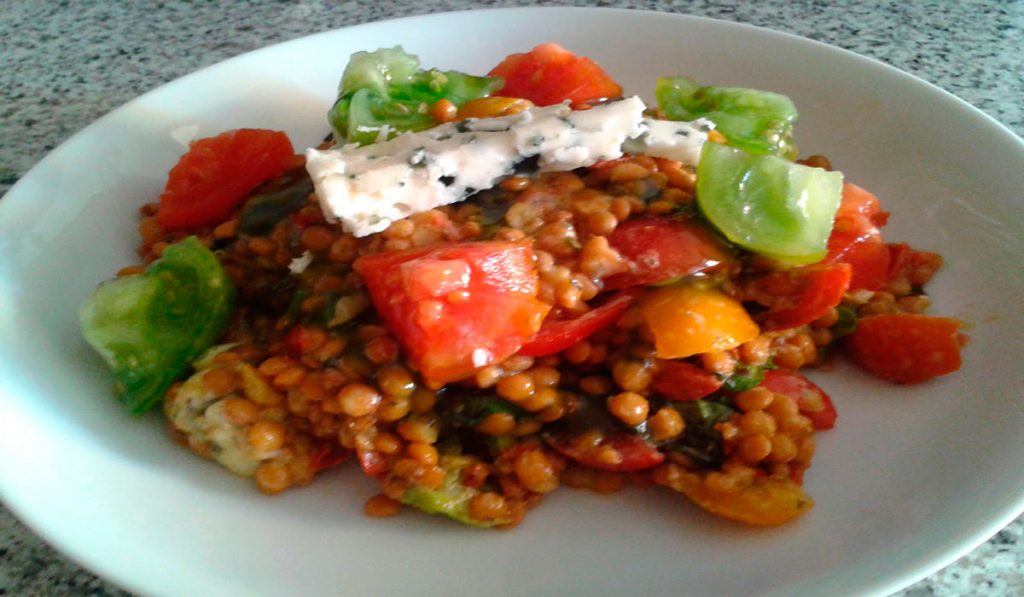 Ensalada de lentejas pardinas con roquefort