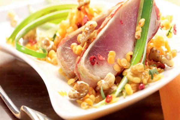 Lentejas con atún, cilantro y nueces