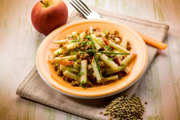 Ensalada de lentejas pardinas con manzana