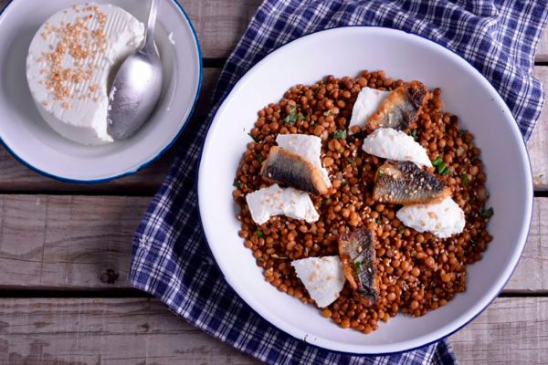 ENSALADA DE LENTEJAS ECOLÓGICAS CON QUESO Y ARENQUE AHUMADO FRITO