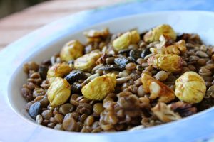 Ensalada templada de lentejas con castañas y nueces