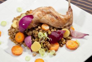Lentejas pardinas con conejo y verduras