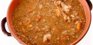Lentejas pardinas con conejo y verduras