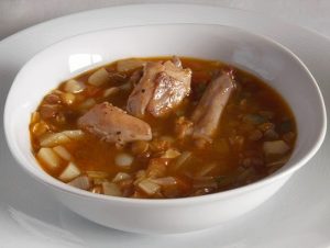 Lentejas pardinas con conejo y verduras
